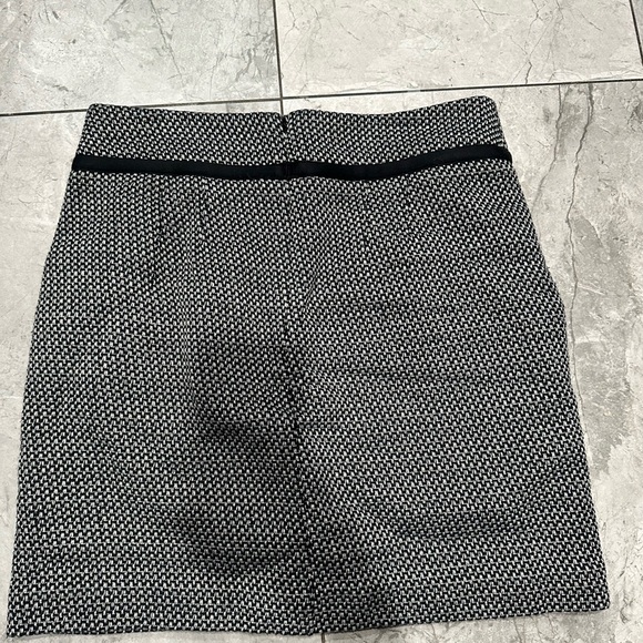 LOFT Monochrome Woven Skirt - Picture 2 of 3